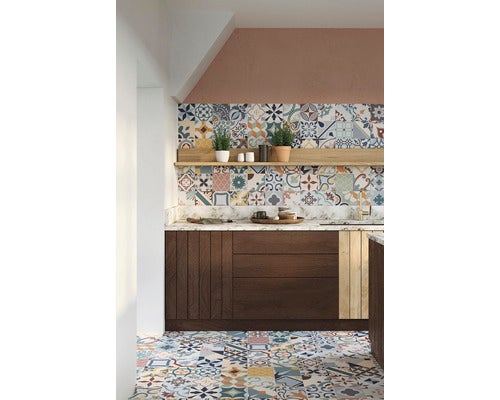 Küche mit gemusterten Fliesen an Boden und Wand, Holzküchenschränken und Regalen