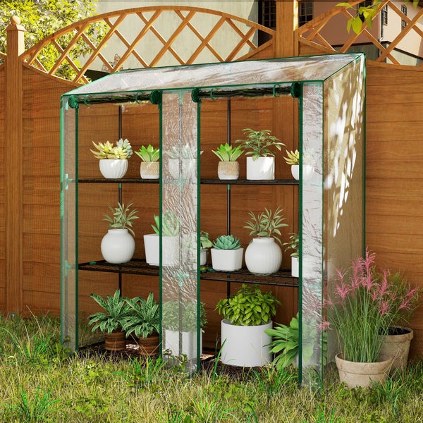 Folientreibhaus mit drei Regalebenen zur Pflanzenanzucht und Überwinterung vor einem Holzzaun im Garten stehend.
