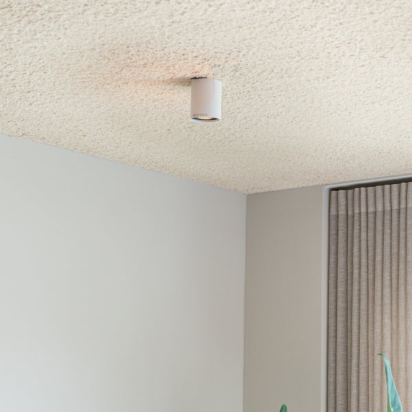 Deckenleuchte an einer Zimmerdecke