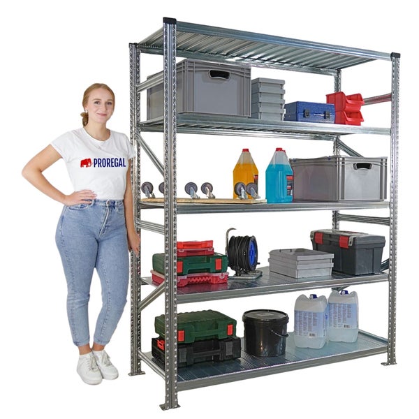 Metallregal mit mehreren Ablagen, gefüllt mit Werkzeugkästen und Behältern