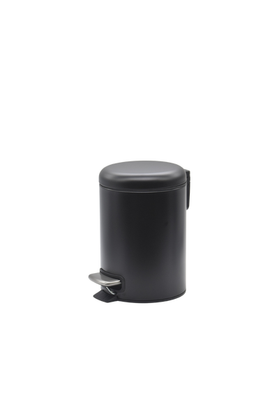 Schwarzer Treteimer aus Metall mit Deckel und silbernem Fußpedal.