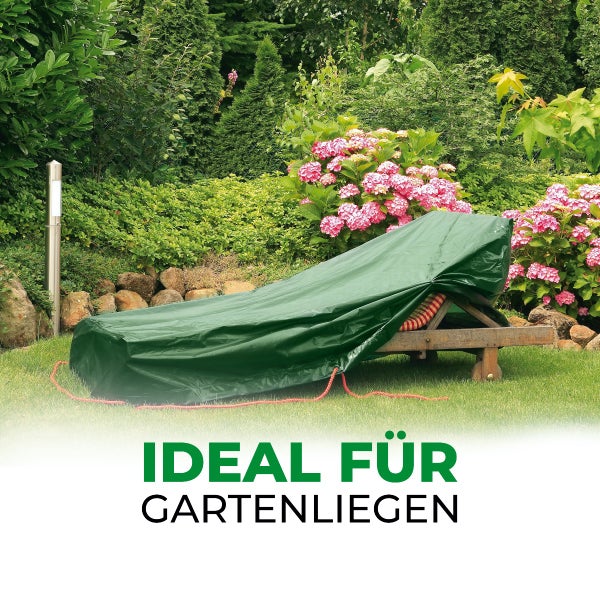 Grüne Schutzhülle auf einer Gartenliege aus Holz in einem bepflanzten Garten mit Blumen und Rasen.