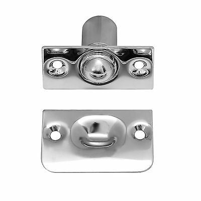 Ein metallener Kugelschnäpper mit Gegenstück für Türen zur einfachen Montage mit Schrauben