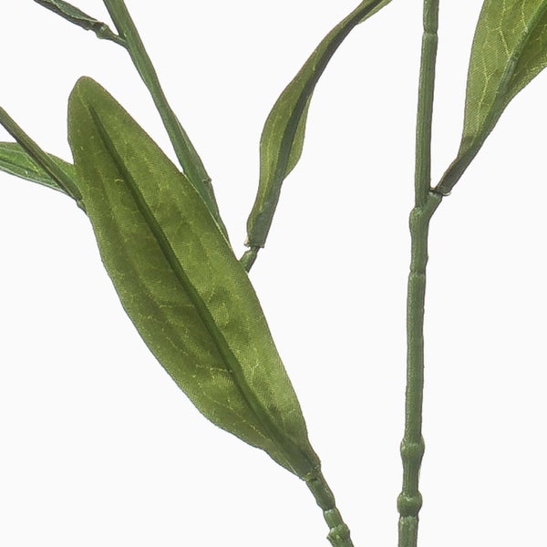 Künstliche Monstera deliciosa Variegata im schwarzen Topf mit Moosstab und weiß-grün panaschierten Blättern.