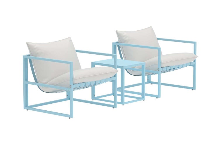 Garten-Lounge-Set bestehend aus zwei Sesseln mit hellblauem Metallgestell und weißen Polstern sowie einem Beistelltisch.