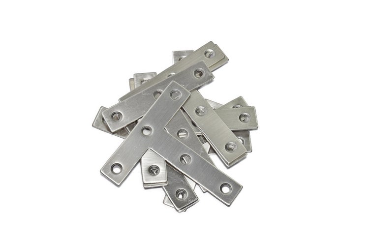 Mehrere T-Verbinder aus Metall mit Befestigungslöchern