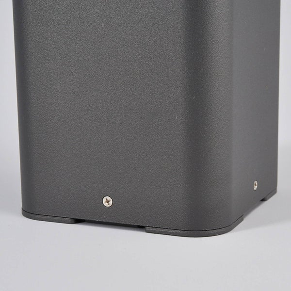 Detailansicht des Sockels einer Außenleuchte aus Metall mit strukturierter anthrazitfarbener Oberfläche und einer Befestigungsschraube.