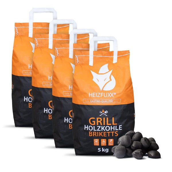 Vier Säcke Heizfuxx Grillholzkohlebriketts mit je fünf Kilogramm Gewicht und ein Haufen Grillbriketts auf weißem Hintergrund.