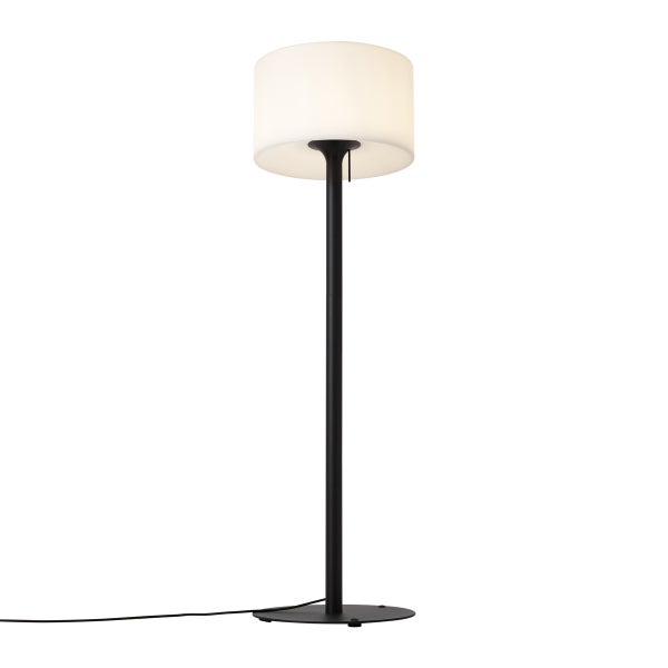 Moderne Stehleuchte mit schwarzem Metallgestell und weißem zylindrischem Schirm.