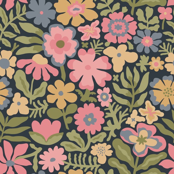 Tapete mit stilisiertem Blumenmuster, Blüten in Rosa, Gelb und Blau mit grünen Blättern auf dunklem Grund.
