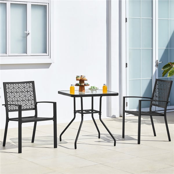Modernes Gartenmöbel-Set mit zwei schwarzen Metallstühlen mit geometrischem Muster und einem quadratischen Glastisch auf einer hellen Terrasse.