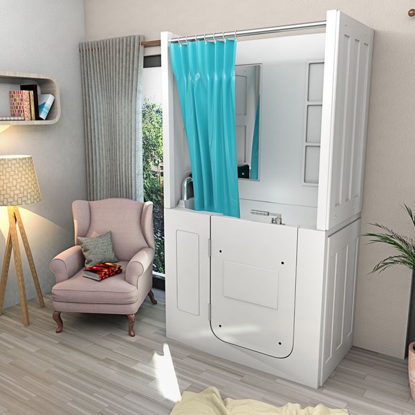Barrierefreie Sitzbadewanne mit niedriger Einstiegstür und integrierter Duschkabine in einem hellen Wohnzimmer mit Sessel und Stehlampe.