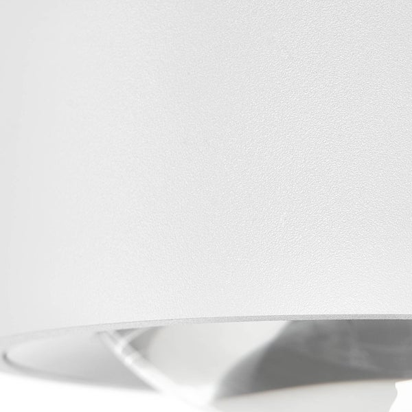 Nahaufnahme eines weißen, strukturierten Lampenschirms mit fein gekörnter Oberfläche.