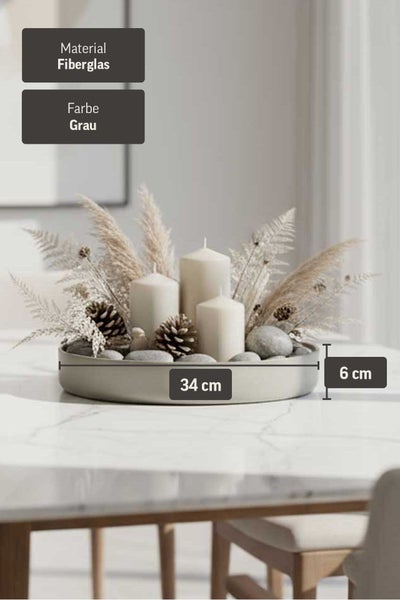 Rundes Dekotablett aus Fiberglas in Grau, Durchmesser 34 Zentimeter und Höhe 6 Zentimeter, dekoriert mit Kerzen und Naturmaterialien.