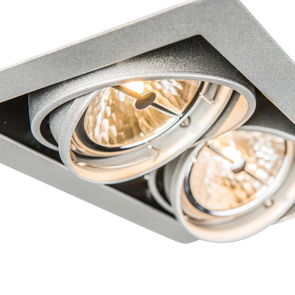 Zweiflammiger Deckenspot aus Metall mit verstellbaren Strahlern und warmem Licht.
