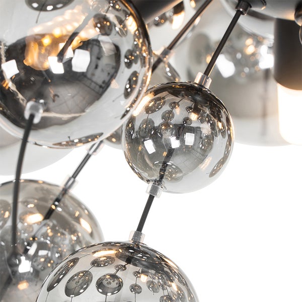 Detailansicht einer Hängeleuchte mit kugelförmigen Lampenschirmen