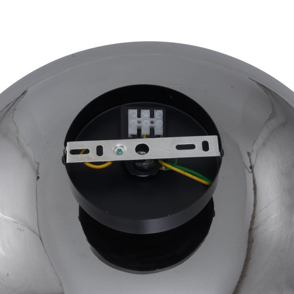 Detailaufnahme einer Deckenleuchte mit Verkabelung und Befestigungsmaterial.