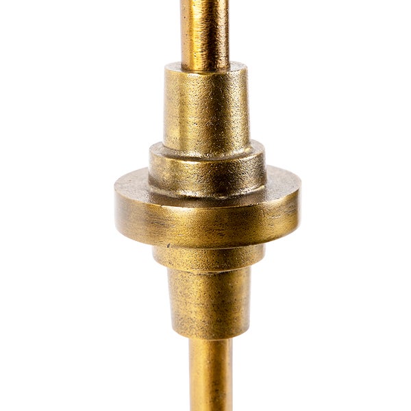 Nahaufnahme eines abgestuften Metallelements einer Vorhangstange mit antikem Finish.