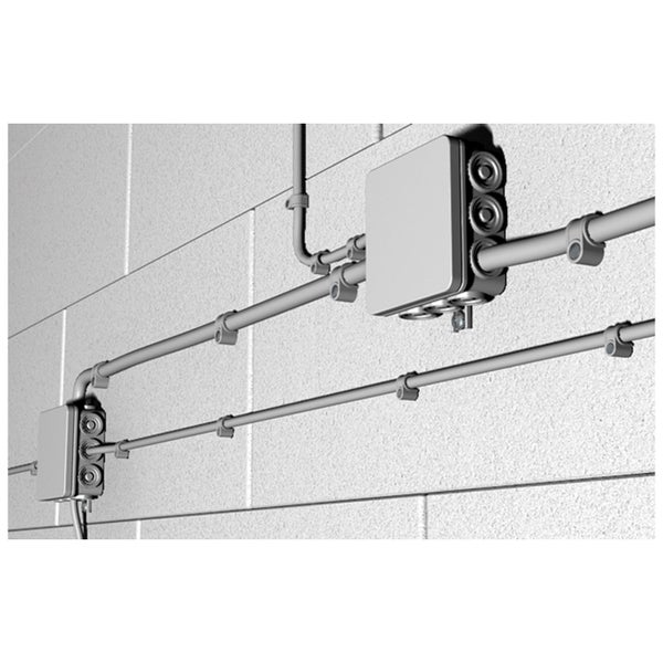 Installation von Elektro-Rohren und Abzweigdosen an einer Wand