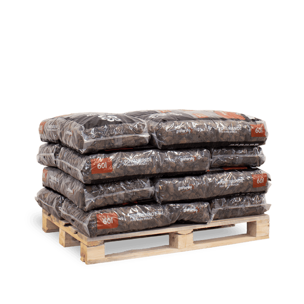 Mehrere Säcke Galabio Pinienrinde zu je 60 Litern, gestapelt auf einer Holzpalette.