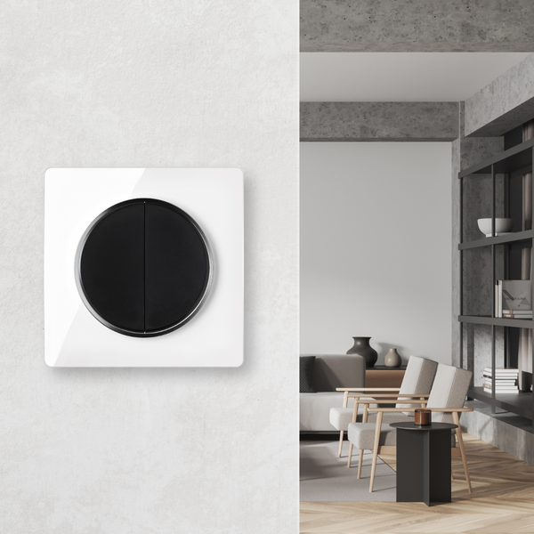Moderner Doppellichtschalter in quadratischem Design an einer Wand montiert, daneben ein Blick in ein stilvoll eingerichtetes Wohnzimmer.