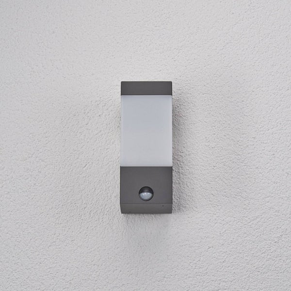 Lucande Wandleuchte außen Kiran mit Bewegungsmelder (spritzwassergeschützt (Modern) in Schwarz aus Aluminium (1 flammig, E27) - Wandlampe für Außenwand/Hauswand Haus Terrasse und Balkon