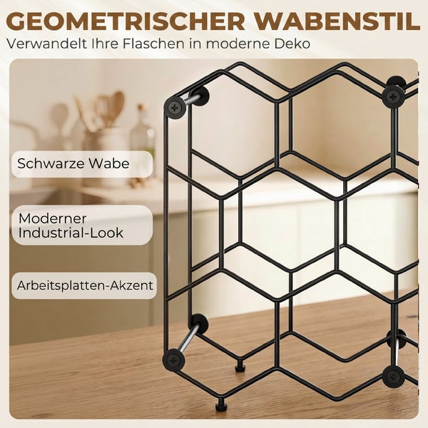 Schwarzes Weinregal aus Metall im geometrischen Waben-Design für die Küchenarbeitsplatte im modernen Industrial-Look.