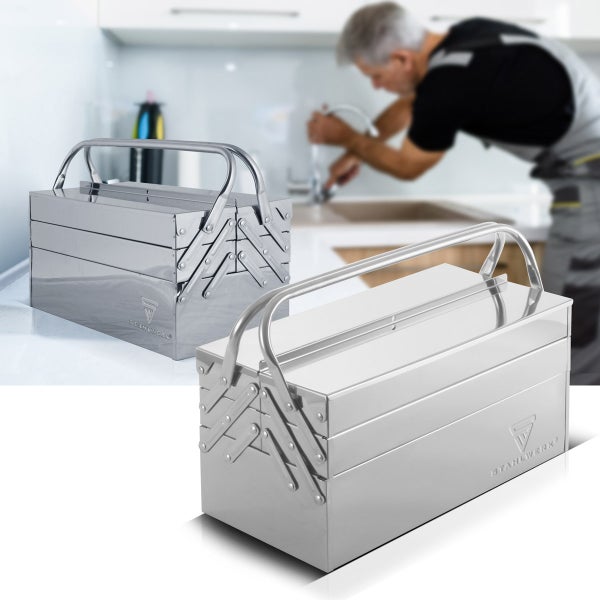 Zwei Werkzeugkästen aus Metall im Arbeitsbereich mit einem Handwerker im Hintergrund.