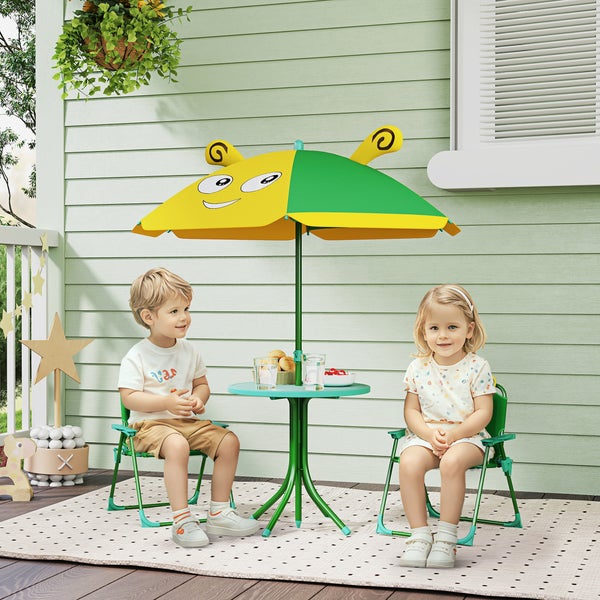 Kindersitzgruppe mit Tisch, zwei Stühlen und Sonnenschirm auf einer Terrasse