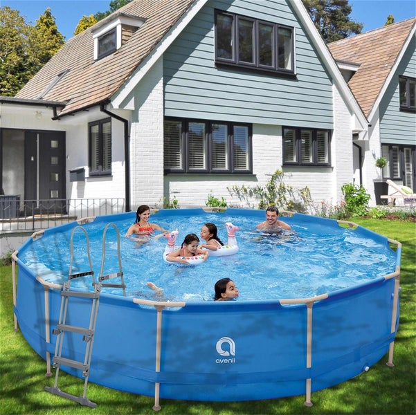 Familienpool mit Leiter und spielenden Personen im Garten vor einem Wohnhaus