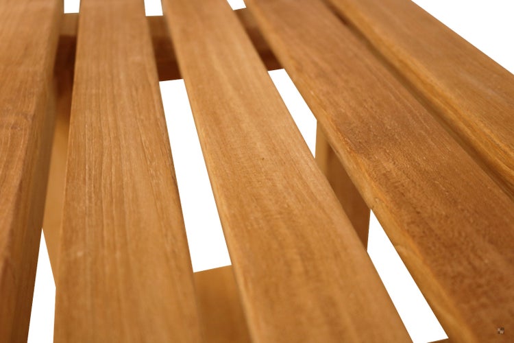 Detailansicht einer Gartenbank aus Holzlatten