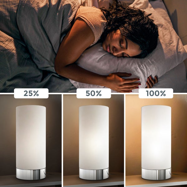 Frau schläft neben einer dimmbaren Tischleuchte mit unterschiedlichen Helligkeitsstufen.