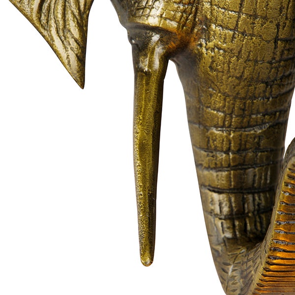 Detailaufnahme einer Krokodilfigur aus Kunstharz