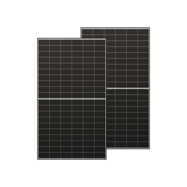 Zwei schwarze monokristalline Solarmodule mit feinem Zellgitter und schwarzem Rahmen.