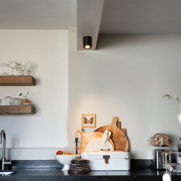 Küchenstillleben mit Schneidebrettern, Geschirr und Beleuchtung