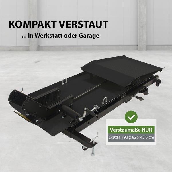 Zusammengeklappte Motorradhebebühne zur platzsparenden Aufbewahrung in Werkstatt oder Garage