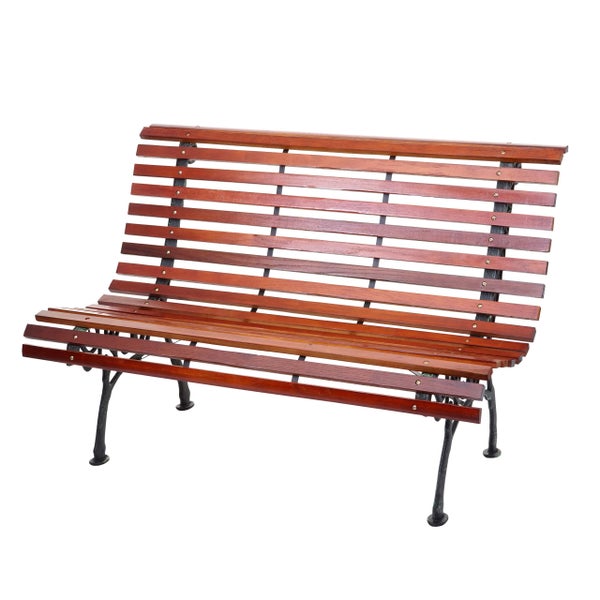 Parkbank mit Holzlatten und Metallgestell ohne Armlehnen.