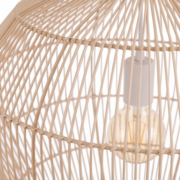 Detailansicht einer runden Hängeleuchte aus Rattan mit sichtbarem Leuchtmittel.