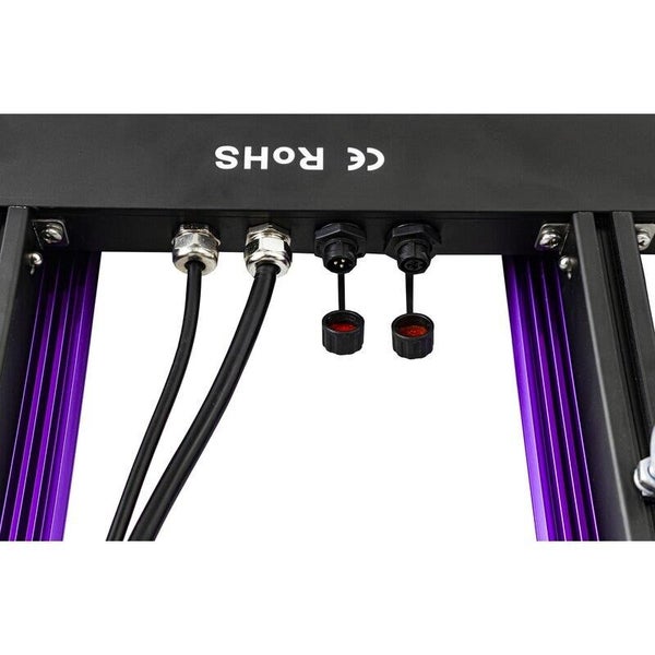 Elektrische Anschlüsse an einem schwarzen Metallgehäuse mit Kabeln, Steckverbindungen, CE Kennzeichnung und RoHS Konformität.