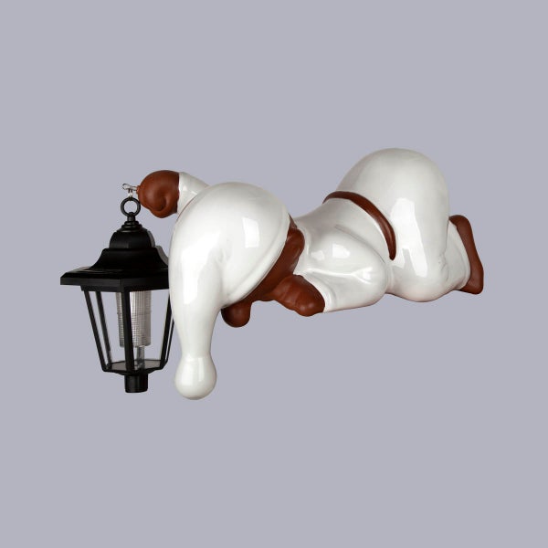 Kriechende braun-weiße Gartenfigur mit schwarzer Laterne aus glänzender Keramik, moderner Gartenzwerg.