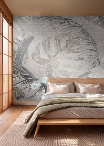 Schlafzimmer mit Fototapete mit Blattmotiven, Bett und Teppich