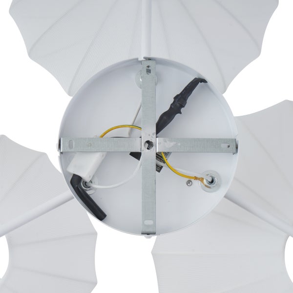 Deckenhalterung einer Lampe mit Metall-Montagekreuz und interner Verkabelung.