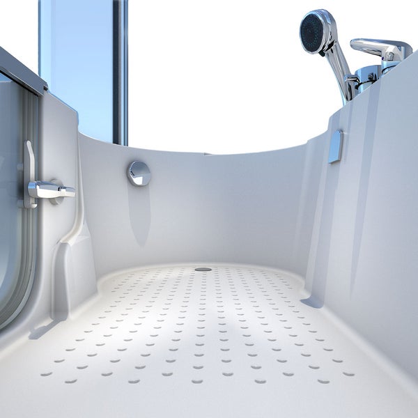 Innenansicht einer begehbaren Badewanne mit rutschfestem Boden, Handbrause, Armatur und Türgriff.