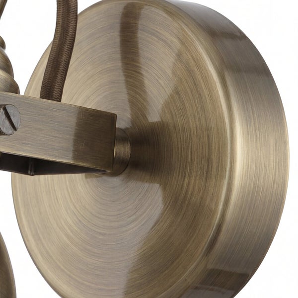 Detailaufnahme einer Wandleuchte mit runder Montageplatte und Textilkabel