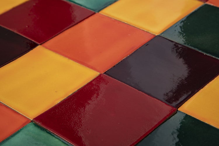 Mosaikfliesen in verschiedenen Farben verlegt