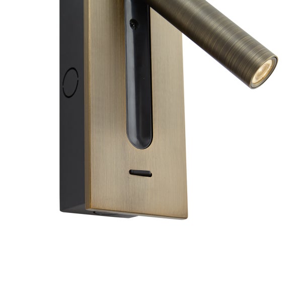Wandleuchte aus Metall in Messingoptik mit verstellbarem Spot und rechteckiger Halterung.