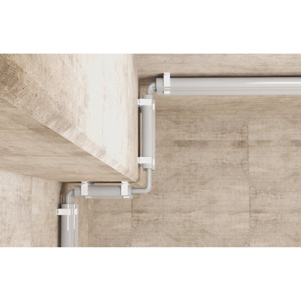 Installation von Kunststoffrohren mit Rohrschellen an einer Betondecke und Wand.