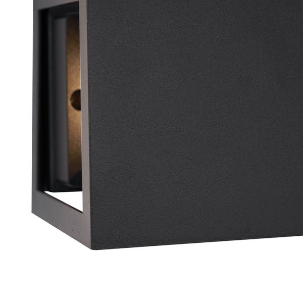 Detailansicht einer schwarzen Außenwandleuchte