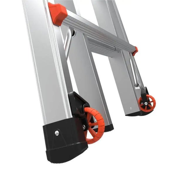 Nahaufnahme der Transportrollen an den Füßen einer Mehrzweckleiter aus Aluminium.