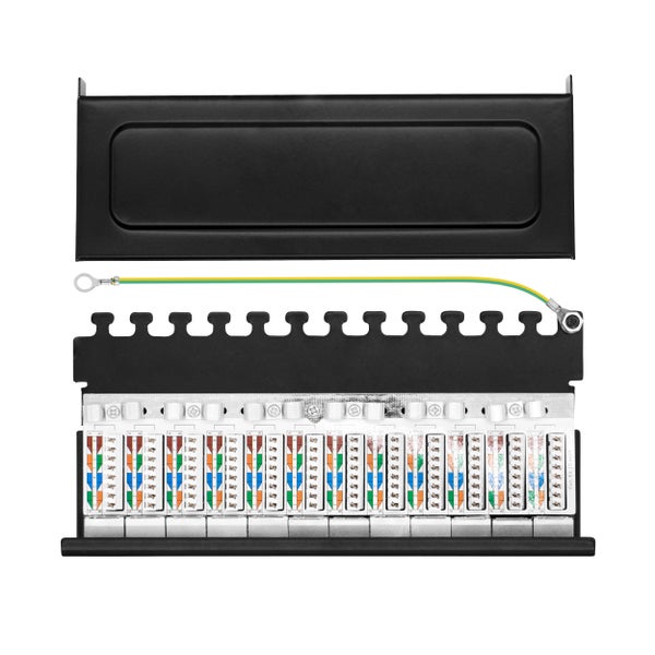 Abgeschirmtes 12-Port Kategorie 6A Patchpanel mit schwarzem Metallgehäuse, Abdeckung und Erdungskabel.